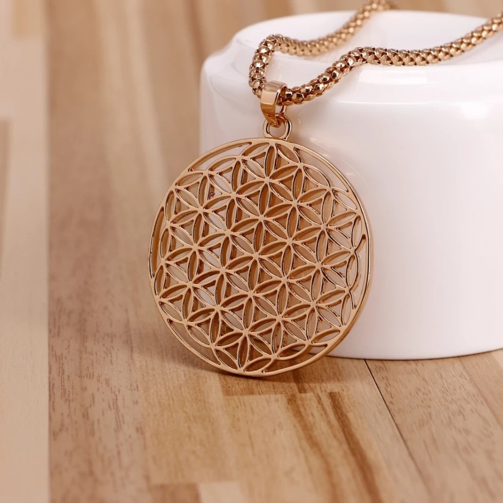 New gold plated pendant necklace